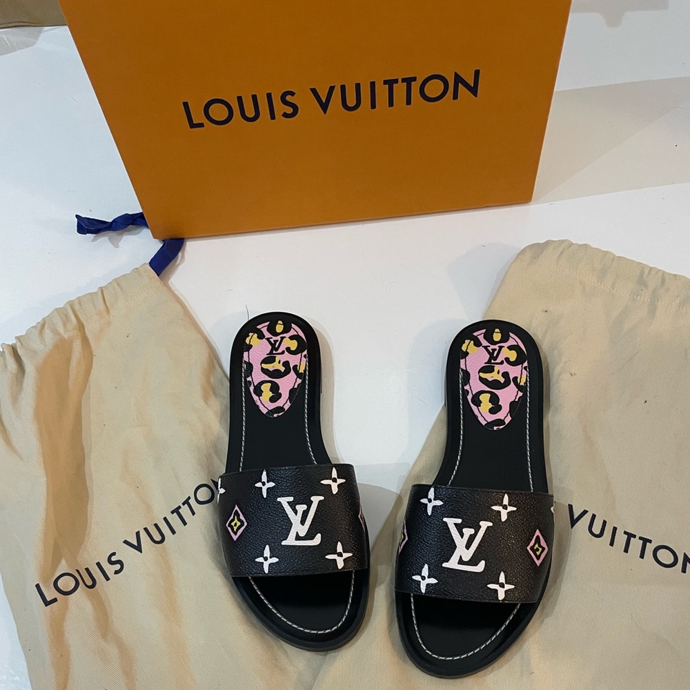 ***********SOLD***********Authentic Louis Vuitton signature slide sold out!